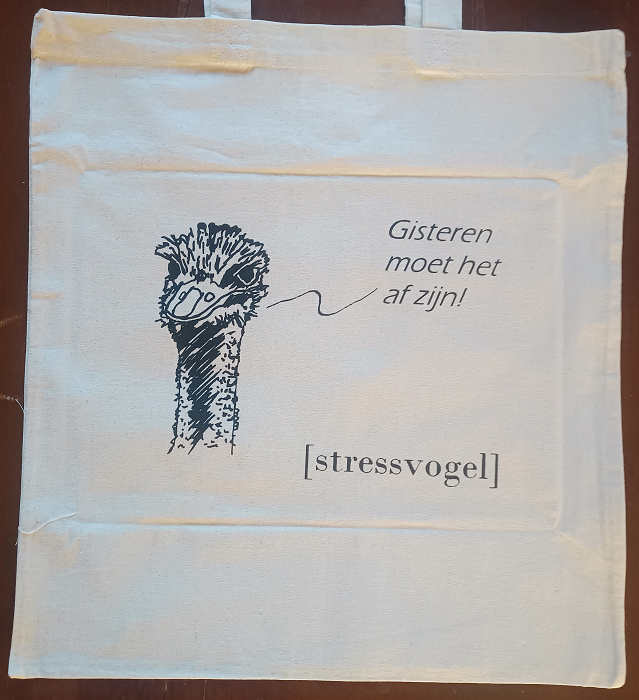 Een katoenen totebag met een zeefdruk van stressvogel.